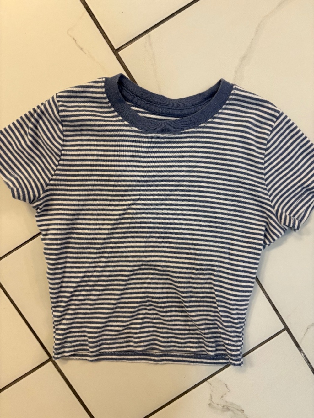 Hollister Baby Tee - Picture 1 of 2